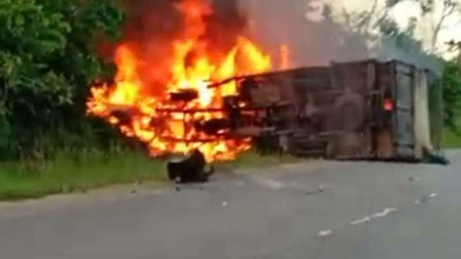 Mobil kecelakaan hingga terbakar di jalan lintas Sumatera, Jambi.