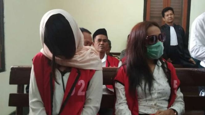 Endang Suhartini dan Tentri N, dua terdakwa muncikari Vanessa Angel, di Pengadilan Negeri Surabaya, Jawa Timur, pada Senin, 25 Maret 2019.