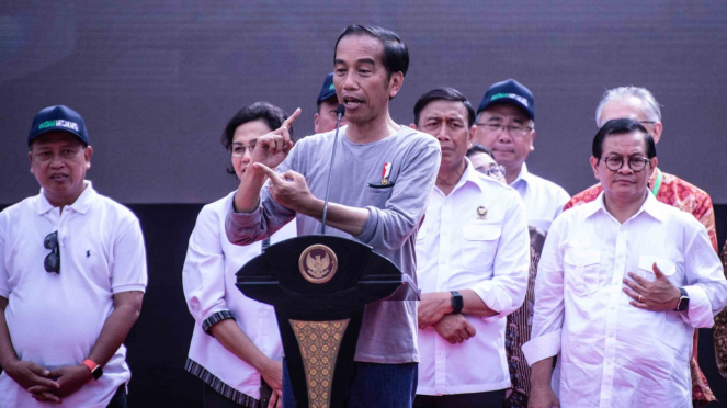 Presiden Joko Widodo (tengah) memberikan sambutan dalam acara Peresmian MRT Jaka