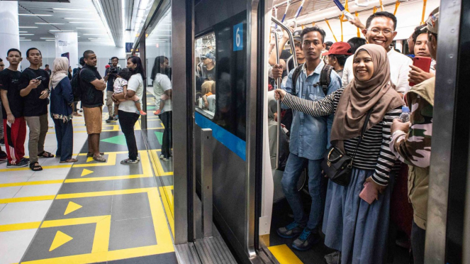 Warga menunggu keberangkatan kereta MRT di Stasiun MRT Bundaran HI, Jakarta, Min