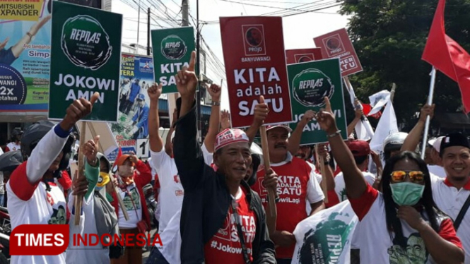 Para relawan saat menyambut kedatangan capres nomor urut 01 Joko Widodo. (Foto : Erwin Wahyudi / TIMES Indonesia).