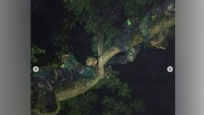 Prajurit TNI di hutan Papua.