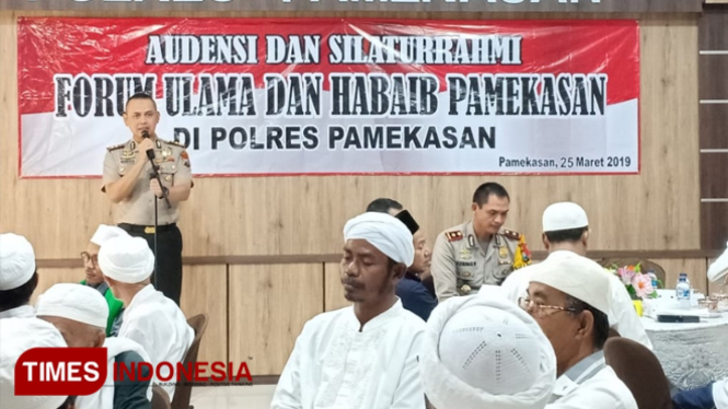 PuluhanÂ forum ulama dan habaib kabupaten Pamekasan saat melakukan audensi dan silaturrahmi bersama Polres Pamekasan yang bertempat di ruang Mapolres Pamekasan.(FOTO:akhmad syafii/TIMES Indonesia)