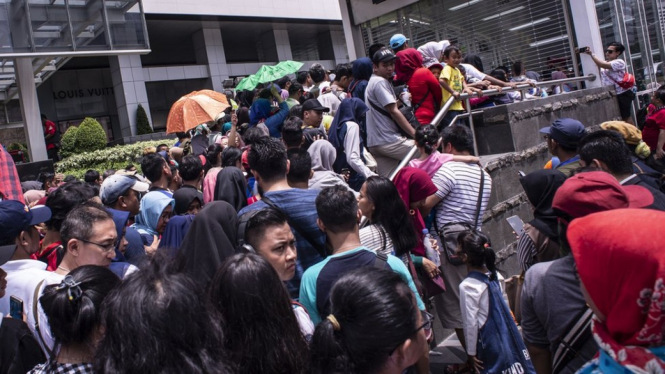 Warga mengantri untuk menaiki kereta MRT di pintu masuk Stasiun MRT Bundaran HI, Jakarta, Minggu (24/3/2019). - ANTARA FOTO/Aprillio Akbar