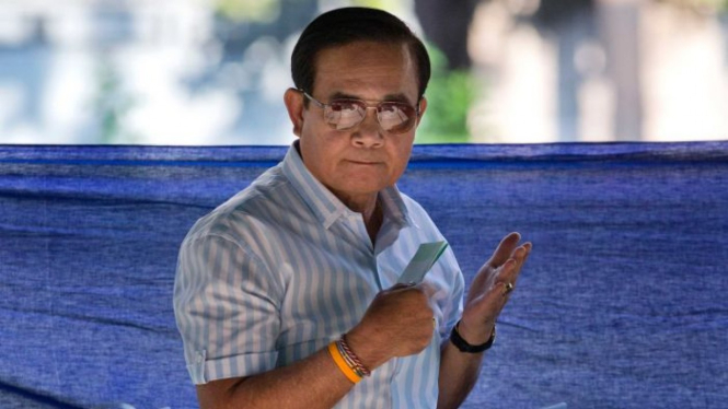 Perdana Menteri Thailand Prayuth Chan-ocha memberikan suara di TPS di Bangkok, dan partai pro-militer untuk sementara mendapatka suara terbanyak.