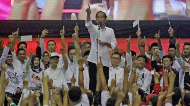 Calon Presiden nomor urut 01 Joko Widodo saat kampanye di Malang, 25 Maret 2019.