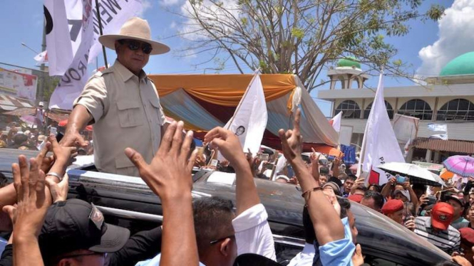 Calon Presiden nomor urut 02 Prabowo Subianto saat kampanye di Manado, 24 Maret 2019.