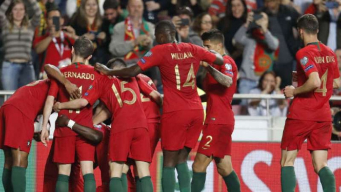 Para pemain Timnas Portugal rayakan gol.