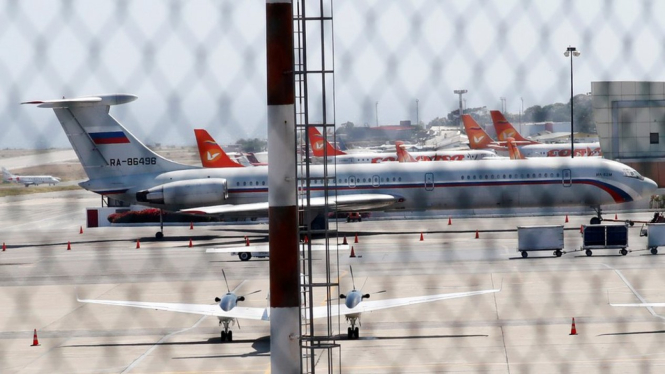 Pesawat berbendera Rusia tampak di Bandara Internasional Simon Bolivar, Venezuela, pada Minggu (24/3).-Reuters