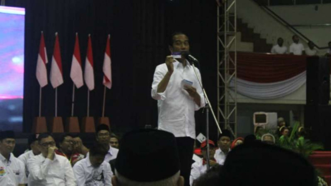 Calon presiden Joko Widodo berpidato di hadapan massa pendukungnya di GOR Ken Arok, Kota Malang, Jawa Timur, Senin malam, 25 Maret 2019.