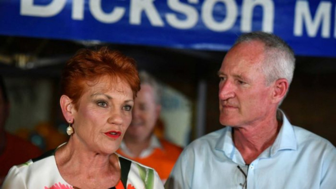 Pemimpin Partai One Nation Pauline Hanson bersama pimpinan partai ini di Queensland, Steve Dickson.