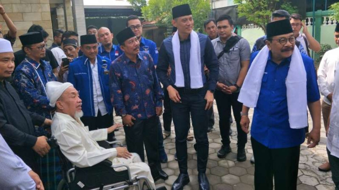 Ketua Kogasma Partai Demokrat Agus Harimurti Yudhoyono dan Soekarwo.