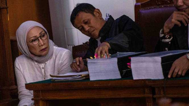 Terdakwa kasus dugaan penyebaran berita bohong atau hoaks, Ratna Sarumpaet (kiri) mengikuti sidang lanjutan di PN Jakarta Selatan, Jakarta, Selasa, 26 Maret 2019.