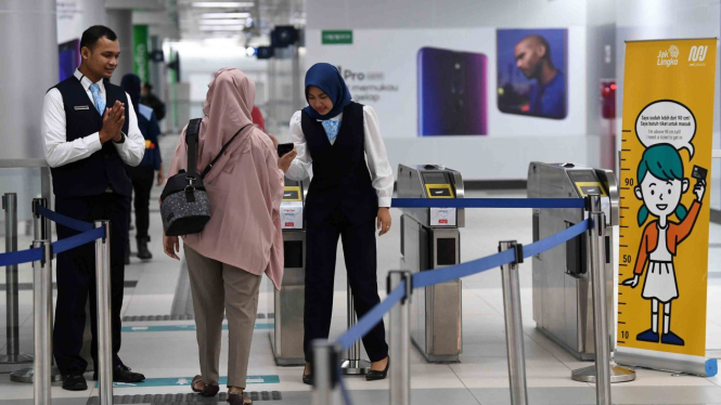 Petugas mengecek data penumpang yang akan menaiki kereta MRT di Stasiun MRT Bundaran HI, Jakarta, Selasa, 26 Maret 2019.