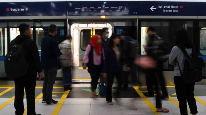 Penumpang keluar dari gerbong kereta MRT di Stasiun MRT Bundaran HI, Jakarta, Selasa, 26 Maret 2019.