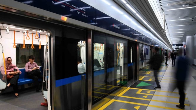 Penumpang menaiki kereta MRT di Stasiun MRT Bundaran HI, Jakarta, Selasa, 26 Maret 2019.