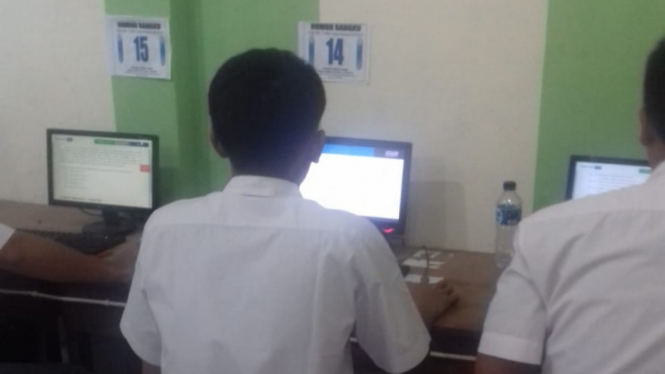Ilustrasi pelajar mengikuti Ujian Nasional Berbasis Komputer