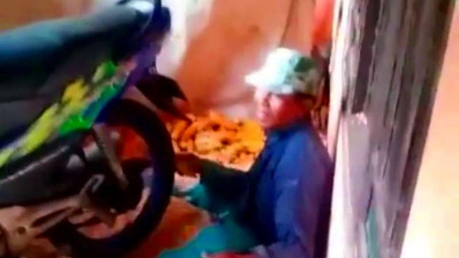 Kupas butir jagung pakai sepeda motor