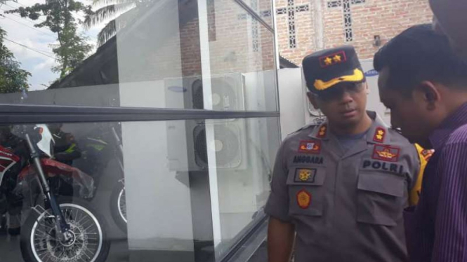 Kepala Kepolisian Resor Kulon Progo AKBP Anggara Nasution mengecek lokasi penembakan di sebuah diler sepeda motor di Wates pada Selasa, 26 Maret 2019.