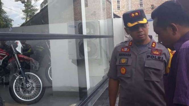 Polisi olah TKP diler motor yang diduga ditembak di Yogyakarta.