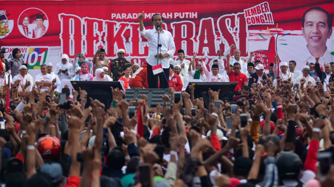 Calon Presiden nomor urut 01 Joko Widodo (tengah), menyapa simpatisan pendukungnya di Jember Sport Garden, Ajung, Jember, Jawa Timur