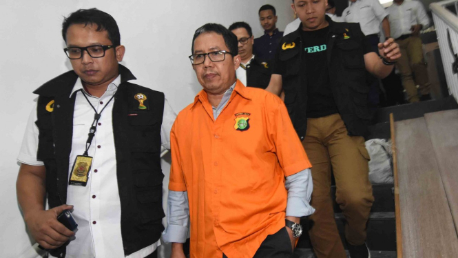 Mantan Plt Ketua Umum PSSI Joko Driyono (tengah) mengenakan rompi tahanan seusai menjalani pemeriksaan di Ditreskrimum Polda Metro Jaya, Jakarta
