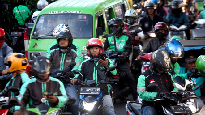 Pengemudi ojek online (ojol) menunggu penumpang di kawasan Paledang, Kota Bogor, Jawa Barat.