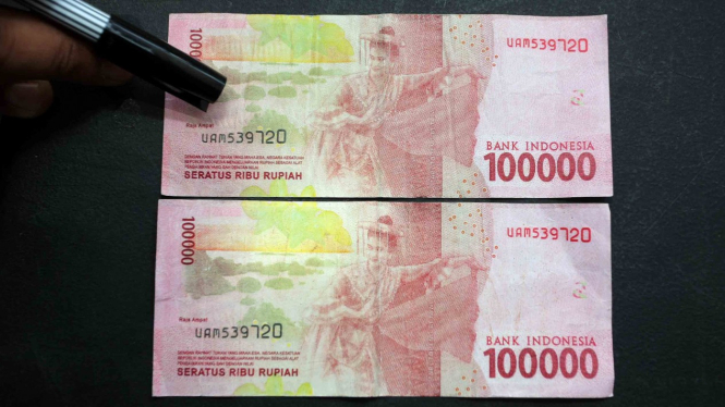 Polisi menunjukkan barang bukti uang palsu lembaran Rp100ribu saat rilis di Mapolres Blitar Kota, Jawa Timur