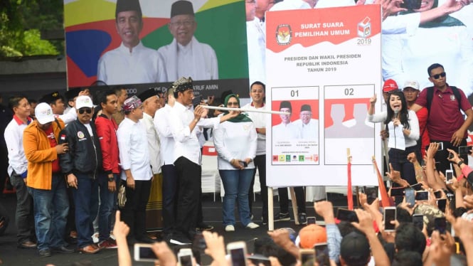 Calon Presiden petahana nomor urut 01 Joko Widodo (tengah) memperagakan cara mencoblos saat kampanye terbuka di Banyuwangi, Jawa Timur, Senin, 25 Maret 2019.