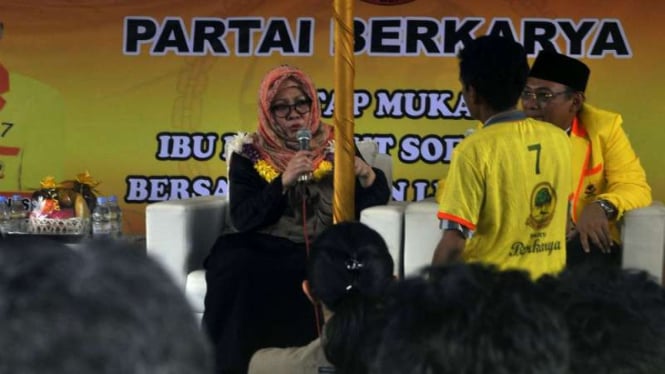  Siti Herdiyanti Rukmana saat melakukan safari politik di Serang, Banten.