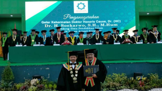 Penganugerahan gelar kehormatan Doktor Honoris Causa kepada Soekarwo. 