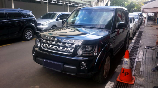 Land Rover Discovery antipeluru di kantor VIVA