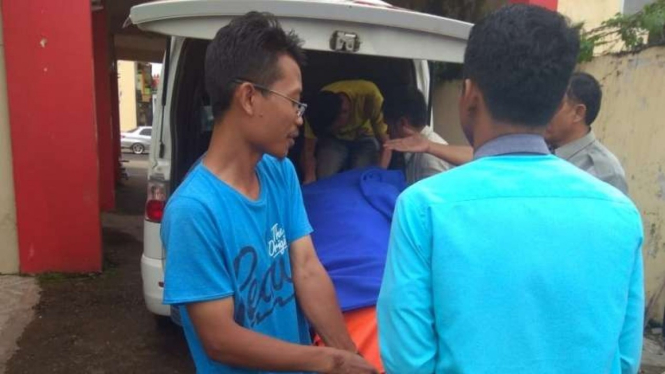 Petugas mengevakuasi jenazah Melidawati (24).