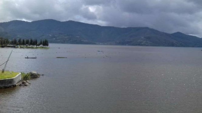 Danau Diateh di Solok, Sumatera Barat berubah warna.