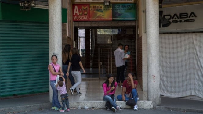 "Tidak ada yang bisa dikerjakanl," Yendresca Munoz, analis bank berusia 34 tahun yang tinggal di Caracas mengatakan kepada kantor berita Reuters. - Rafael BriceÃ±o Sierralta/NurPhoto via Getty Images