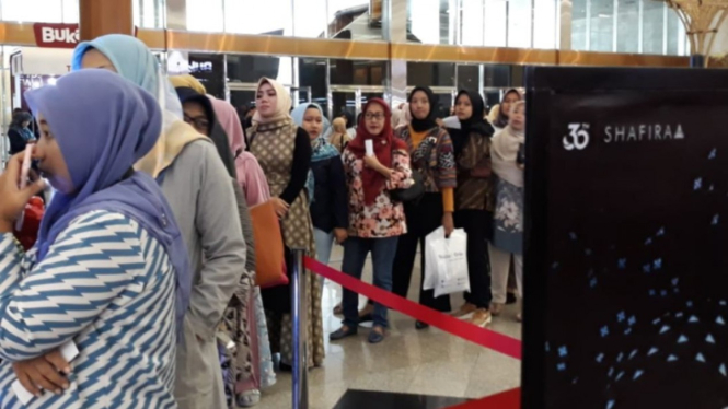 Antrean pengunjung yang ingin dapatkan jilbab gratis di IFW 2019