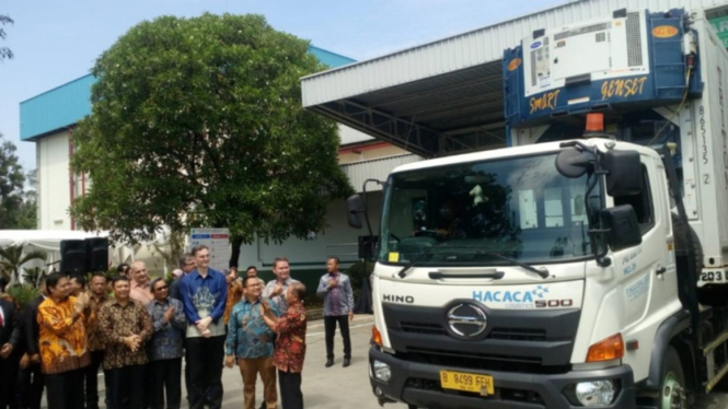 Pelepasan kontainer produk kesehatan Bayer di pabriknya di Cimanggis, Depok 