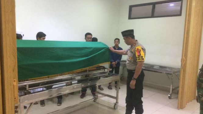 Polisi memeriksa jasad seorang mahasiswa setelah ditemukan mengambang di kolam renang Tirtamaya 1, Hotel Sawangan Golf, Depok, Jawa Barat, pada Rabu, 27 Maret 2019.