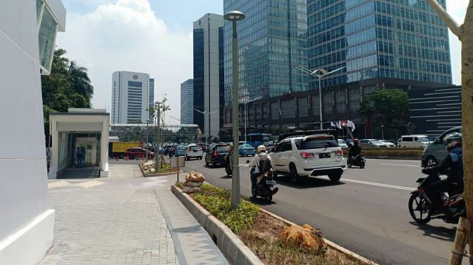 Suasana Jalan Thamrin dekat Stasiun MRT, Jakarta.