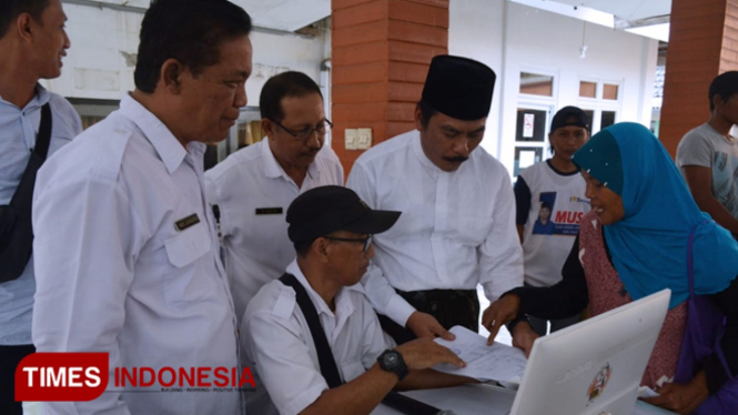 Wakil Bupati Gresik Moh Qosim saat sidak perekaman E-KTP di Pulau Bawean (Foto: Humas dan Protokol Pemkab Gresik for TIMES Indonesia).