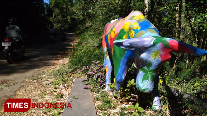 Patung sapi warna warni di dusun terpencil di Kota Batu menjadi daya tarik wisata, bentuk dorongan Pemkot Batu terhadap desa berdaya. (Muhammad Dhani Rahman/TIMES Indonesia)