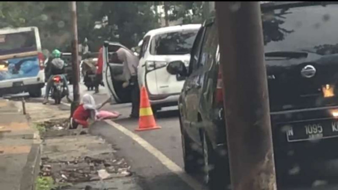 Tangkapan gambar video seorang wanita atau ibu berlaku kasar kepada seorang anak yang diperkirakan terjadi di Kota Malang, Jawa Timur.