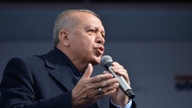 Presiden Erdogan mengatakan Barat "menyerang lira untuk melemahkan Turki".-EPA