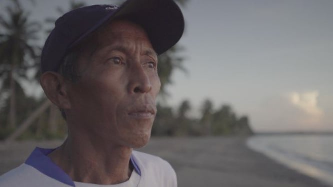 Tombeng menatap laut yang enam bulan lalu mengirimkan bencana. Namun kini laut yang sama memberikan ketenangan pada dirinya.