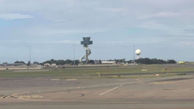 Menara pengawas di Bandara Sydney, bandara tersibuk di Australia sempat kosong selama hampir satu jam.