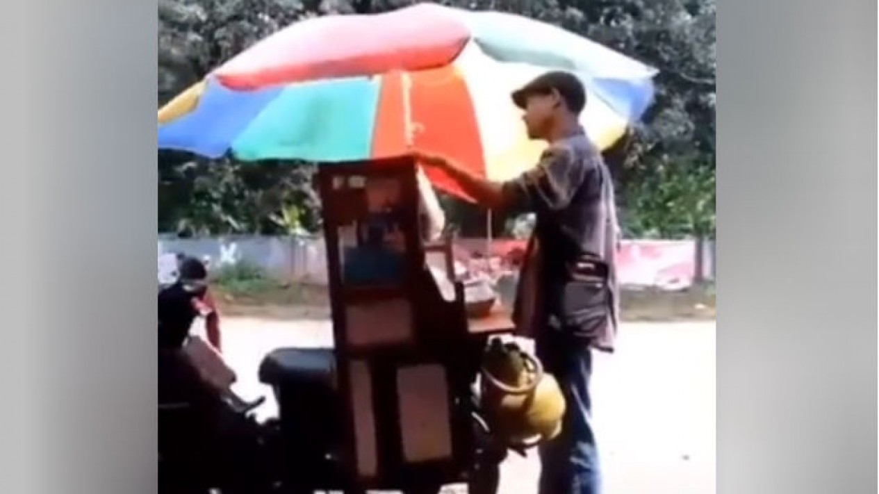 Foto Panggil Pembeli Dengan Cara Unik Tukang Bakso Ini Viral