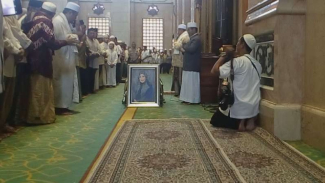 Pendiri Masjid Kubah Emas, Depok, Hajah Dian Djuriah Rais, meninggal.