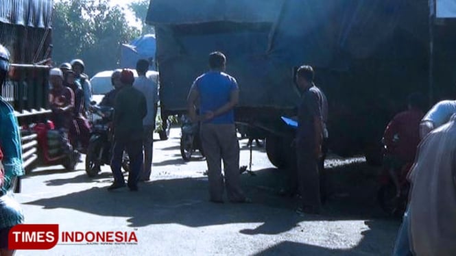 Kondisi jalur Pantura Probolinggo, dan kondisi truk parkir yang dihantam dalam kecelakaan yang menyebabkan satu pengemudi meninggal. (FOTO: Dicko W/TIMES Indonesia)