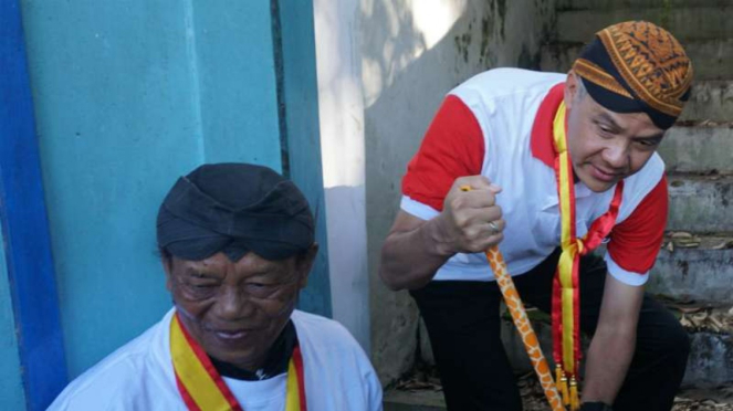 Gubernur Jawa Tengah Ganjar Pranowo memimpin kegiatan kerja bakti membersihkan k