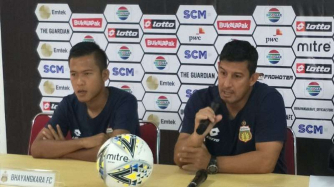 Pelatih Bhayangkara FC, Alfredo Vera (kanan).